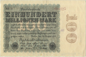 Deutsche 1923-Banknote mit "Einhundert Millionen Mark" darauf gedruckt.