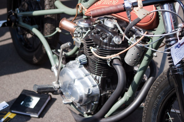 Motorräder und ein Buch sind im Bild zu sehen.