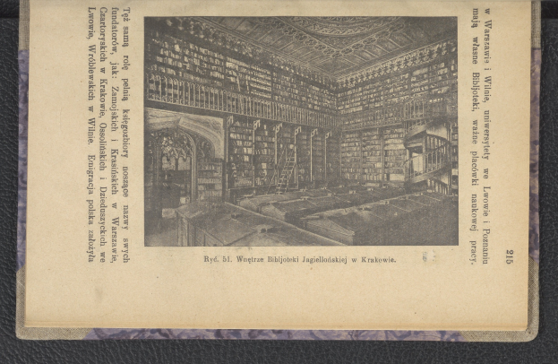 Altes Buch mit einer Bibliothek-Illustration auf dem Cover, mit Text und Bücherregalen, das auf einer Oberfläche ruht.