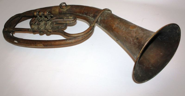 Altes Messinghorn mit glänzendem Finish, gebogenem Hals und aufgeblasenem Bell, verziert mit detaillierten Gravuren auf einem weißen Hintergrund.