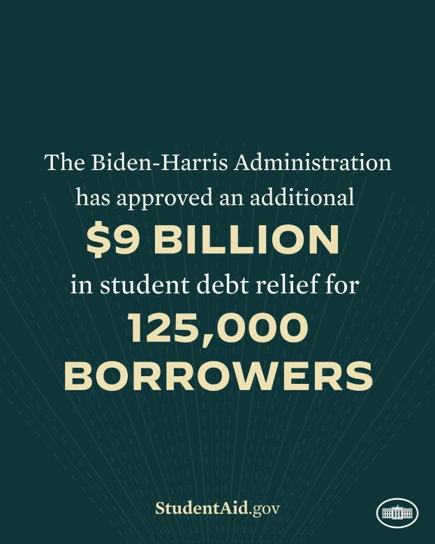 Plakat, das 9 Milliarden US-Dollar an Schuldenentlastung für 125.000 Schuldner unter der Biden-Harris-Regierung ankündigt und ein offizielles Logo unten enthält.
