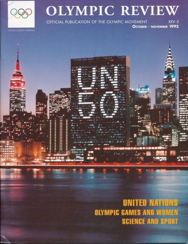 Titelbild des 'Olympic Review Official Publication of the Olympic Movement'-Buchs, das eine Stadtansicht mit Gebäuden, Lichtern und Wasser sowie einen Text zeigt, der 'United Nations Olympic Games and Women Science and Sport' erwähnt.