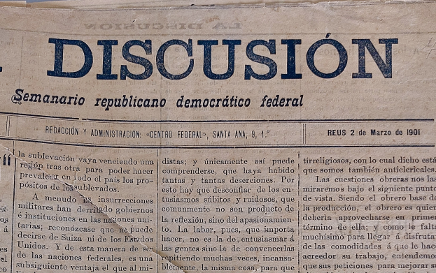 Ein gelblicher, leicht zerknitterter Zeitungsartikel mit der Überschrift "Semanario Repúblicano Democrático Federal" und dem Wort "Diskussion" in schwarzer Schrift.