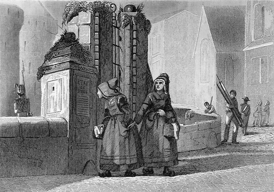 Schwarz-Weiß-Gravur Von Zwei Frauen, Die Vor Einem Gebäude Stehen, Mit Anderen Leuten Im Hintergrund Und Text, Der 'Victorianische Frauen In Der Stadt London' Liest.