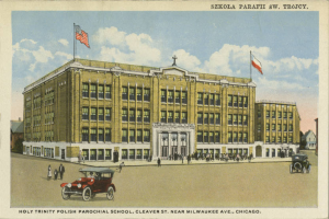 Ein Plakat, das die Heilige Dreifaltigkeit Polnische Pfarrschule in Cleveland, Ohio zeigt, mit einem Gebäude mit Fenstern, einer Gruppe von Menschen, Fahrzeugen auf der Straße, Flaggen an Masten und einem bewölkten Himmel, mit Text unten.