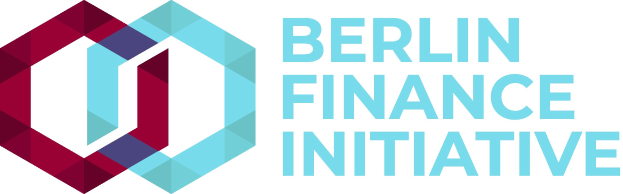Logo der Berlin Finance Initiative mit einem blauen Kreis mit weißer Umrandung und einem weißen "B" in der Mitte, auf einem weißen Hintergrund mit der schwarzen Schrift "Berlin Finance Initiative" in fetter Schrift und einem weißen Ring mit blau-weißem Karomuster drumherum.