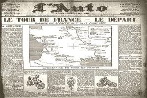 Eine alte Zeitung mit einer Karte von Frankreich, Text und Bildern von Menschen, die Fahrräder fahren.