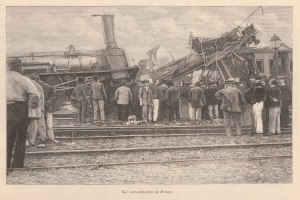 Eine Gruppe von Menschen steht um einen Zug, der in ein Gebäude gekracht ist, mit Eisenbahnschienen im Vordergrund und einem Himmel im Hintergrund. Unten im Bild ist Text zu sehen.