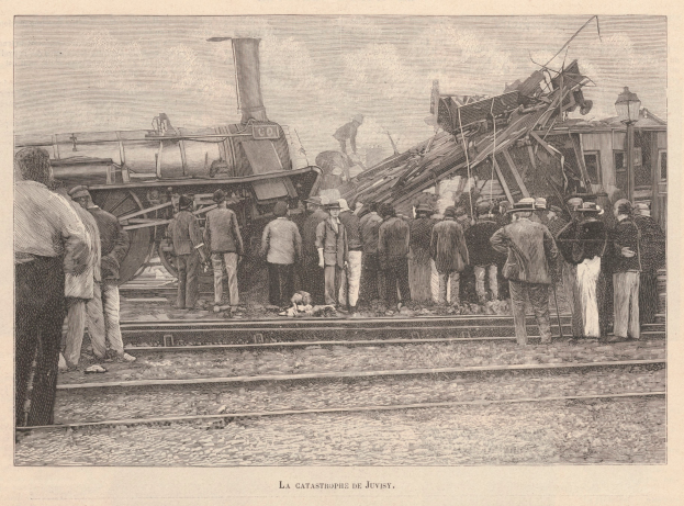 Eine Gruppe von Menschen steht um einen Zug, der in ein Gebäude gekracht ist, mit Eisenbahnschienen im Vordergrund und einem Himmel im Hintergrund. Unten im Bild ist Text zu sehen.