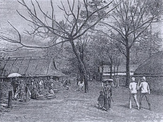 Schwarzes und weißes Zeichnung von Menschen in traditioneller Kleidung, die eine Dorfstraße in den frühen 1900er Jahren entlanggehen, mit Bäumen und Hütten im Hintergrund und einigen mit Schirmen.