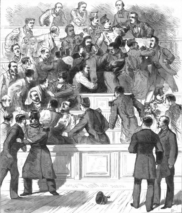 Schwarze und weiße Zeichnung eines überfüllten Gerichtssaals während eines Prozesses, mit Menschen, die stehen und sitzen, betitelt mit 'Der Prozess der britischen Armee in London, England.'