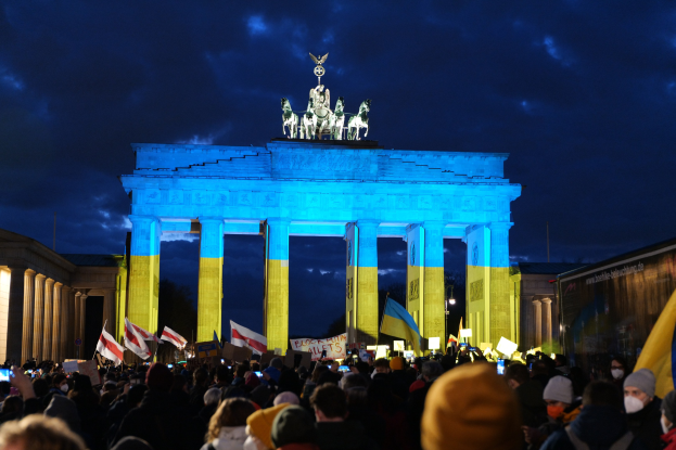 Von der Polizei festgehalten: Mann zeigt Schwarz-Rot-Gold-Flagge - Flaggenträger spricht jetzt