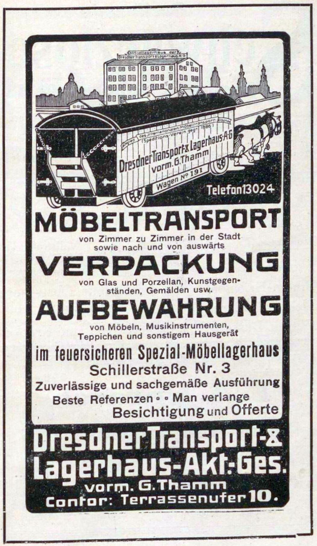 Anzeige für einen Zug mit einem Zugbild, Text "Dresdner Transport & Lagerhaus-Akt-Ges" und Gebäuden im Hintergrund.
