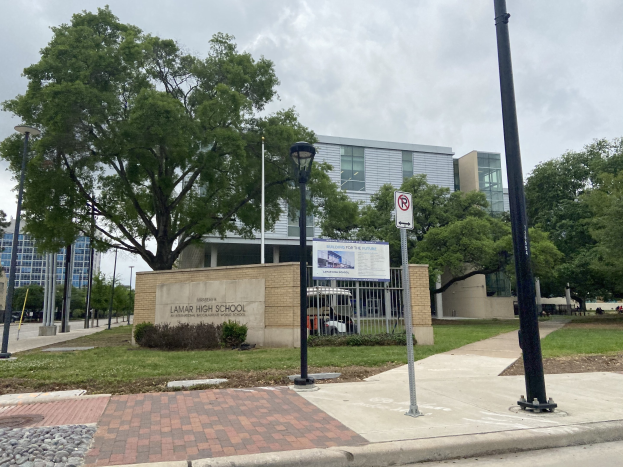Großes Gebäude mit der Aufschrift "Lamar High School" und umgeben von Straßeninfrastruktur und Grünanlagen, kürzlich wiedereröffnet.