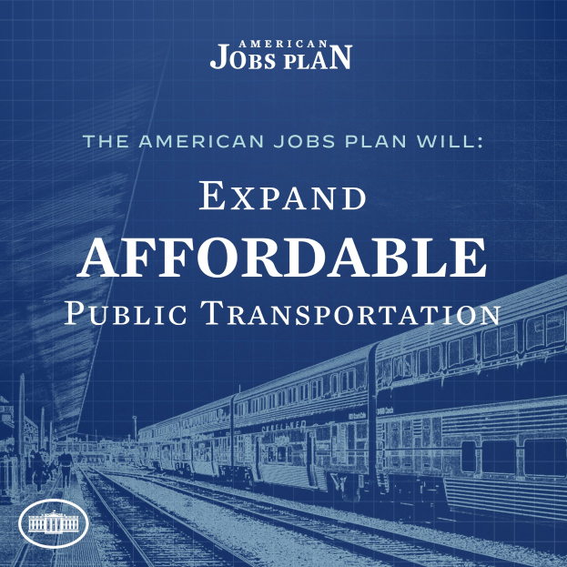 Plakat mit einer Bahn auf einem Eisenbahngeleise mit mehreren Menschen in der Nähe, begleitet von Text, der besagt: "The American Jobs Plan Will Expand Affordable Public Transportation."