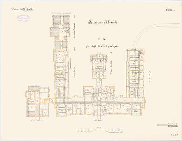 Schwarz-weißer architektonischer Grundriss des Universitätsgebäudes in München, Deutschland, mit beschrifteten Räumen und detaillierten textuellen Anmerkungen.