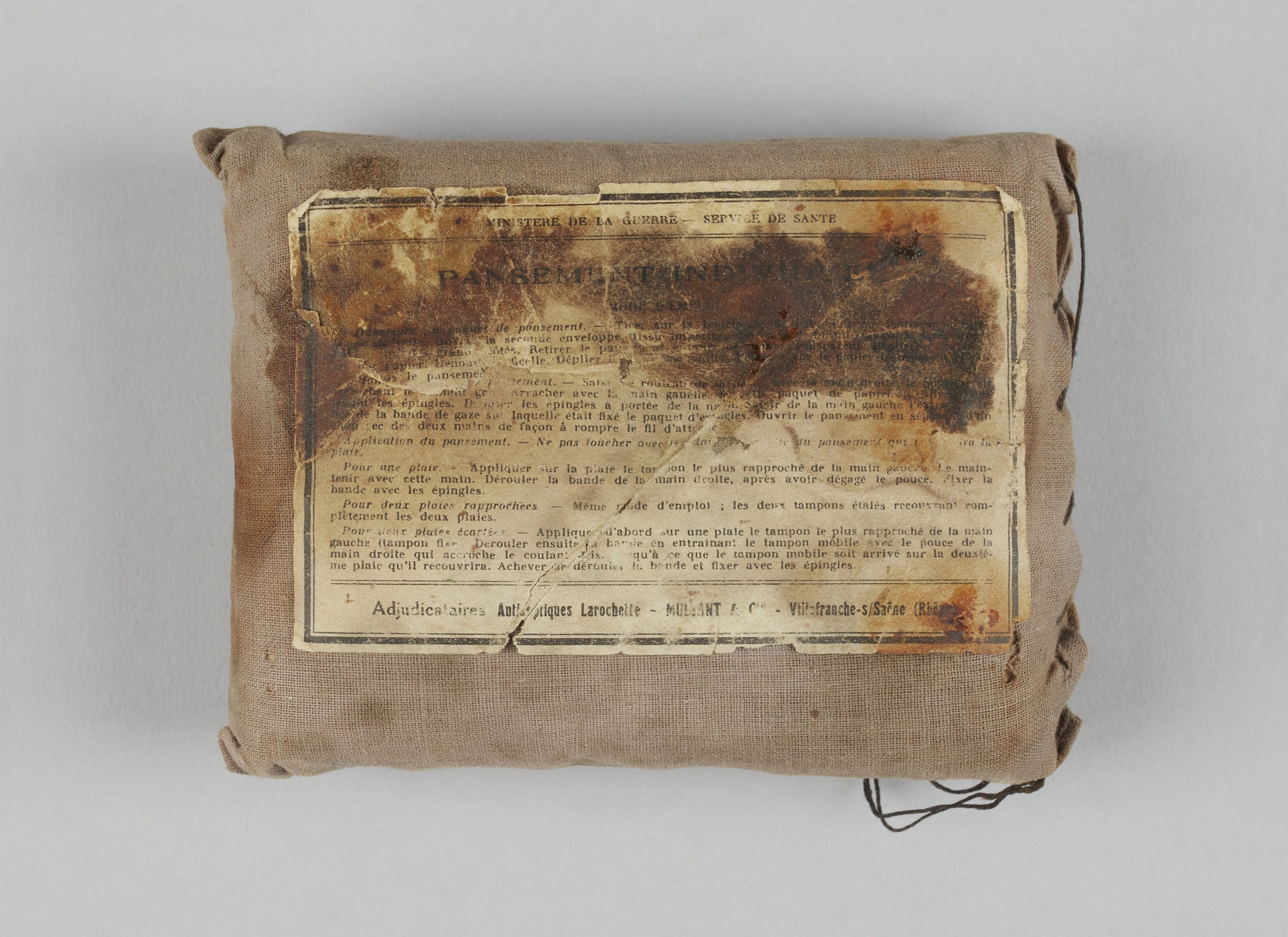 Kleiner Verbandskoffer mit einem informativen Blatt Papier obenauf.