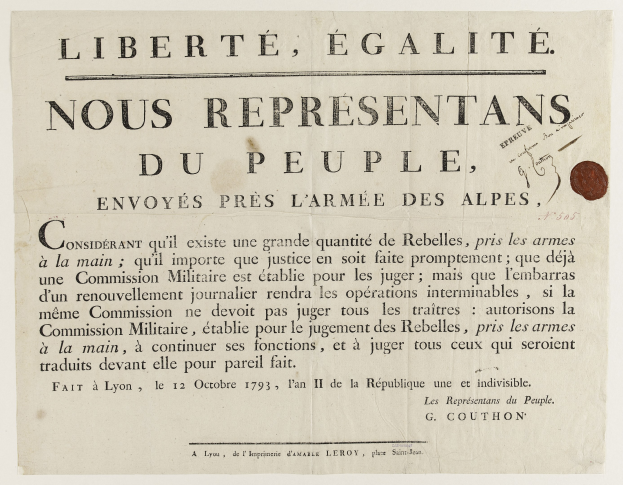 Papier mit französischer revolutionärer Text "Liberté égalité nous representants du peuple" und eine Münze rechts.