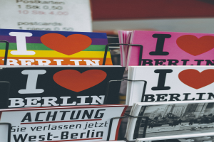 Ein Gestell mit verschiedenen Büchern und Postern mit den Worten "Ich liebe Berlin" darauf, mit einem unscharfen Hintergrund.