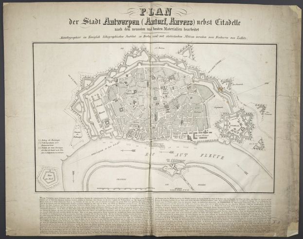 Ein altes Buch mit einer detaillierten Karte von Berlin auf dem Cover, das Straße, Gebäude und Sehenswürdigkeiten sowie Text mit Informationen über die Stadt enthält.