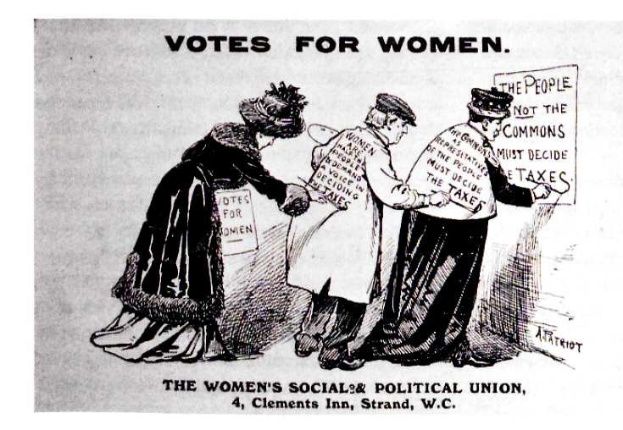 Drei Frauen in traditioneller Kleidung halten ein Blatt Papier mit der Aufschrift "Frauenwahlrecht: Die Women's Social & Political Union" gegen einen hellblauen Himmel mit weißen Wolken.