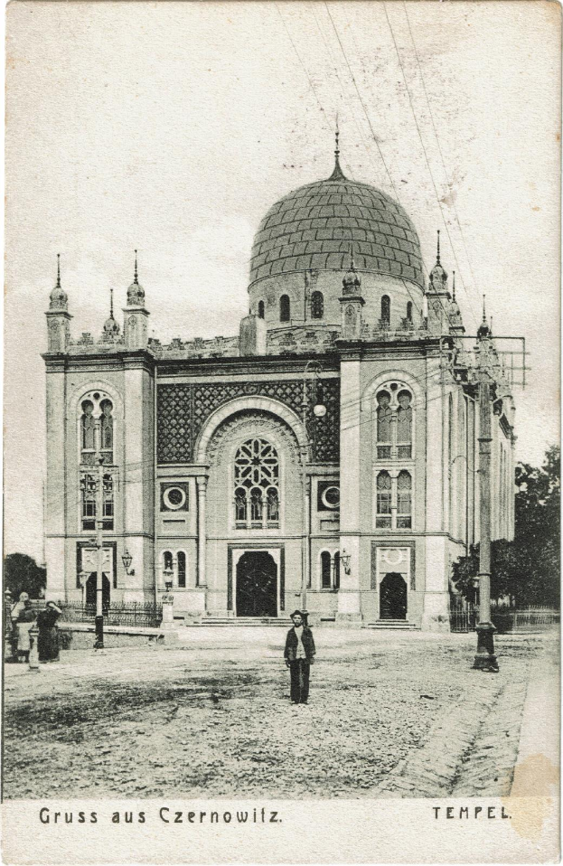Ein altes Schwarz-Weiß-Foto der Tempelkirche in Czernowitz, Deutschland, umgeben von Menschen, Pfählen, Bäumen und Drähten, mit dem prominenten Kuppelaufbau der Kirche.