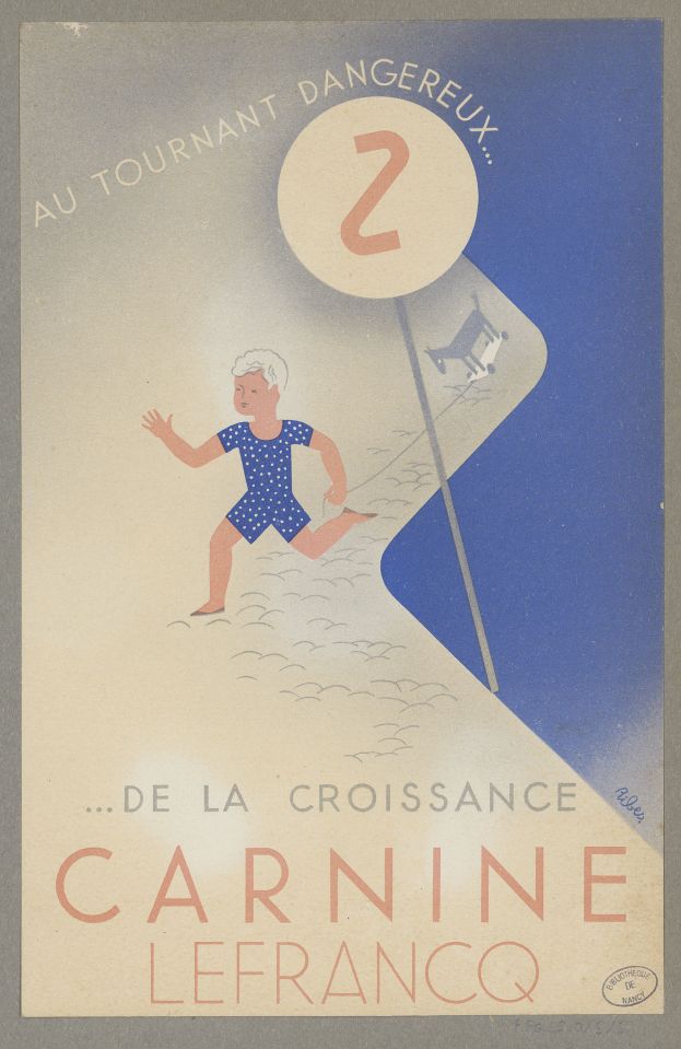 Eine Person in einem hellgelben Kleid lächelt breit in der Mitte eines Karnevalplakats, umgeben von der fetten schwarzen Schrift 'Karneval'.