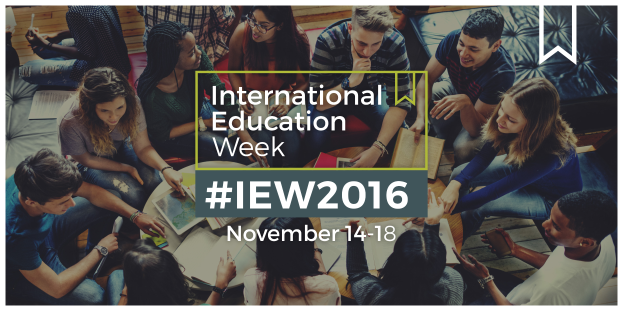 Eine Gruppe von Menschen, die auf einer Couch sitzen, einige halten Bücher und Stifte, mit dem Text "International Education Week IEW 2016" in der Mitte, die sich über internationale Bildung unterhalten.