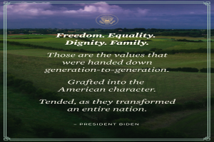 Ein Plakat mit den Wörtern "Freiheit, Gleichheit, Würde, Familie" umgeben von einem Logo, Bäumen, Gras und einem bewölkten Himmel.