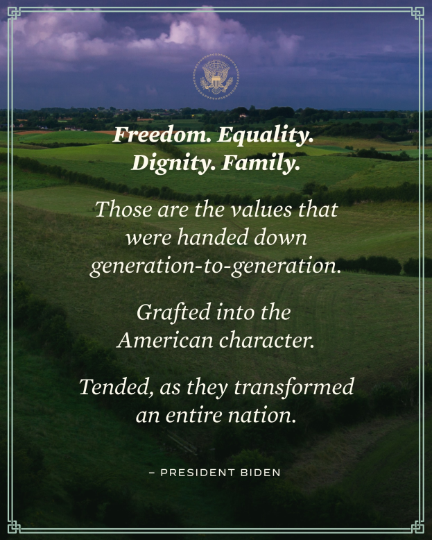 Ein Plakat mit den Wörtern "Freiheit, Gleichheit, Würde, Familie" umgeben von einem Logo, Bäumen, Gras und einem bewölkten Himmel.