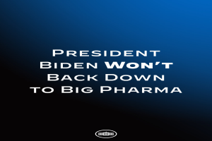 Ein blauer Hintergrund mit weißer Schrift, die "Präsident Biden gibt Big Pharma nicht nach" lautet, und einem Logo unten.