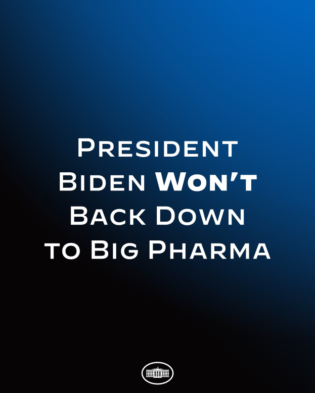 Ein blauer Hintergrund mit weißer Schrift, die "Präsident Biden gibt Big Pharma nicht nach" lautet, und einem Logo unten.