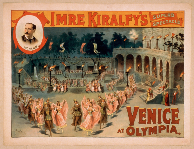 Plakat für Imre Kiralfys Super-Spektakel in Venedig in Olympia, das kostümierte Künstler vor einem gebogenen und säulenartigen Gebäude mit Laternen und Bäumen im Hintergrund zeigt.