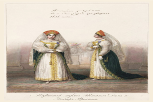 Zwei Frauen in traditionellen russischen Hochzeitskleidern stehen auf einem Teppichboden, lächeln sich an; eine hält einen Blumenstrauß, und beide tragen weiße und grüne Stickereien und haben ihr Haar zu einem Dutt gebunden.