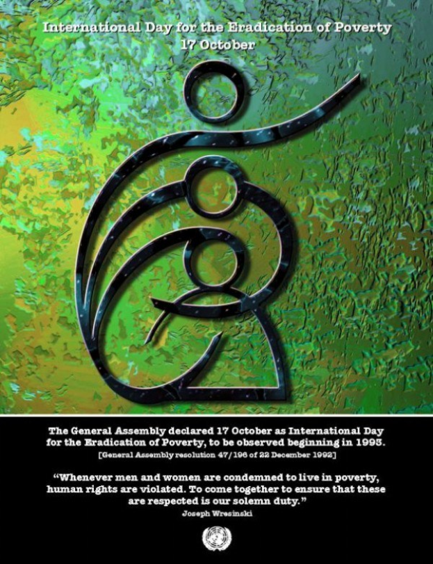 Ein Plakat mit hellblauem Hintergrund und weißem Rand, das ein Logo einer Hand in einem Kreis umgeben von Blättern und die Schrift 'Internationaler Tag' in fetter weißer Schrift zeigt.