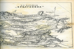 Ein altes Buch mit einer detaillierten Karte des russischen Reichs, das geografische Merkmale wie Berge, Flüsse und Städte zeigt, neben Text, der Orte benennt.