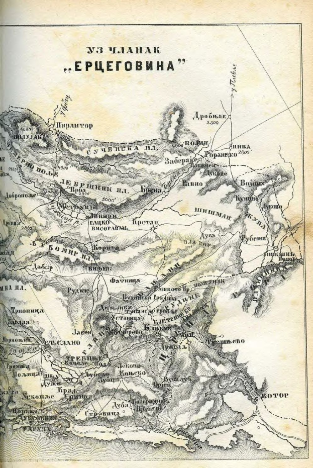 Ein altes Buch mit einer detaillierten Karte des russischen Reichs, das geografische Merkmale wie Berge, Flüsse und Städte zeigt, neben Text, der Orte benennt.
