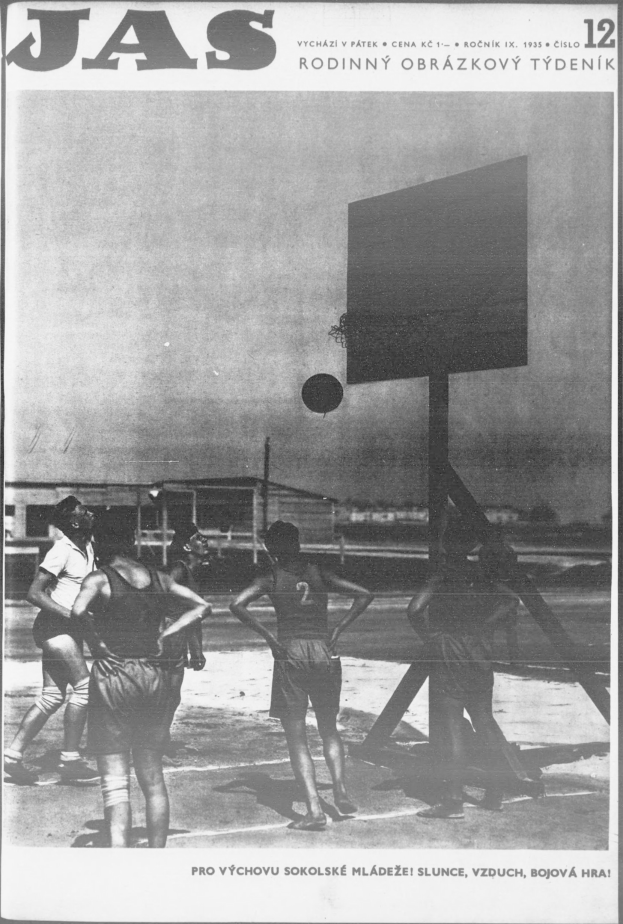 Schwarzes und weißes Foto einer Gruppe, die Basketball auf einem Court mit Netz und fernem Gebäude spielt, aus Jas Magazine, Vol 12, No 12, 1955.