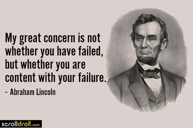 Porträt von Abraham Lincoln mit ernstem Gesichtsausdruck, der einen Anzug und eine Krawatte trägt, mit der Inschrift "Mein großer Kummer gilt nicht der Frage, ob du gescheitert bist, sondern ob du mit deinem Scheitern zufrieden bist" darunter in fetter Schrift.
