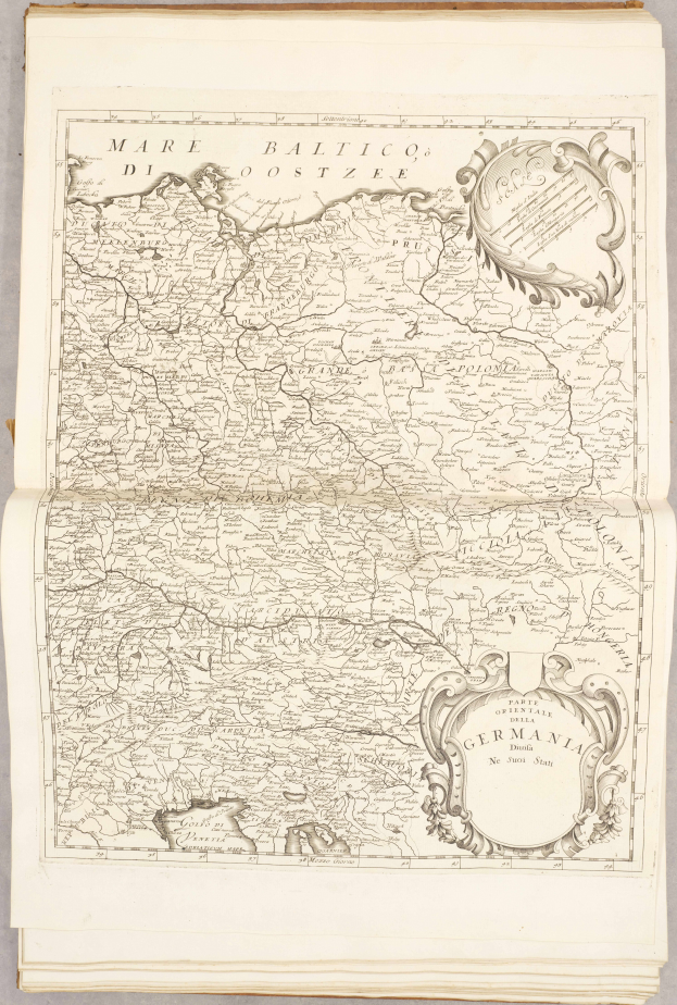 Ein altes Buch mit einer detaillierten Karte von Deutschland, die verschiedene Regionen zeigt, sowie begleitenden Text mit zusätzlichen Informationen.