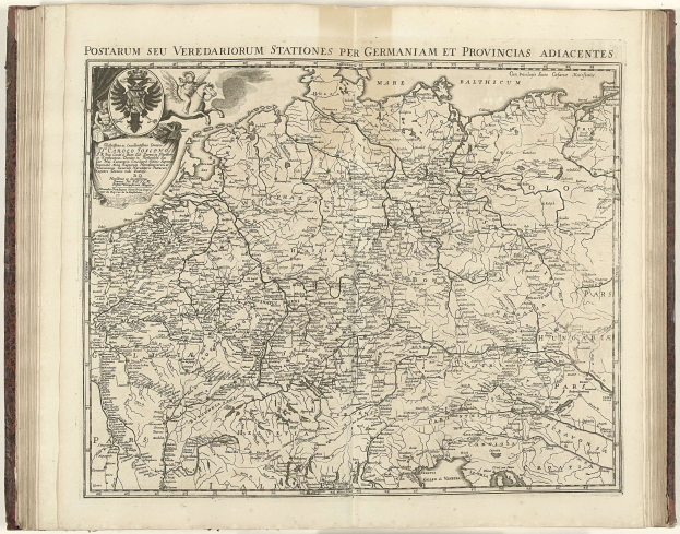 Offenes Buch mit detaillierter Deutschlandkarte, die geografische Merkmale, Städte und zusätzliche Textinformationen zeigt.