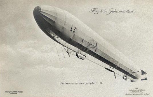 Schwarzes und weißes Foto eines Zeppelins in der Luft mit dem Wort 'Zeppelin' darauf.