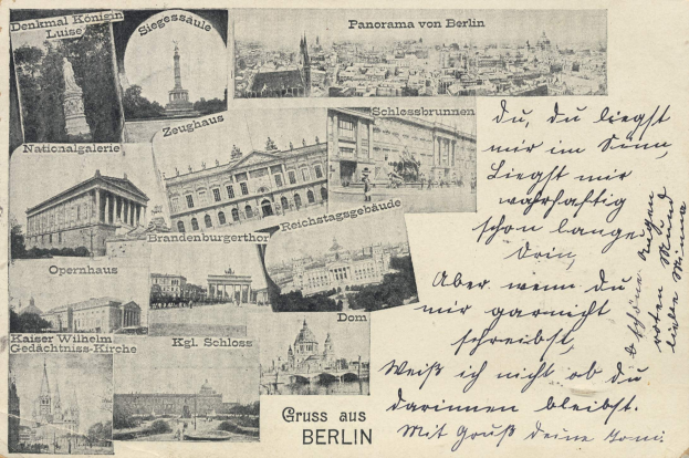 Eine Vintage-Postkarte mit mehreren Bildern von Berlin, darunter Architektur, Vegetation und eine Statue, mit handgeschriebener Text.