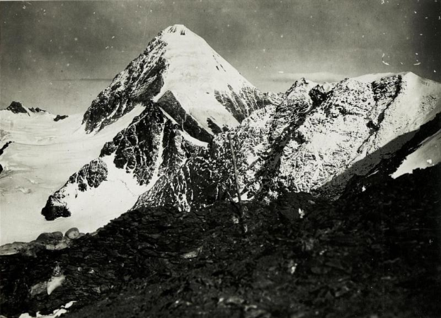 Ein Schwarz-Weiß-Foto eines schneebedeckten Berges mit dem Himmel im Hintergrund, beschriftet mit "Mount Everest" unten.