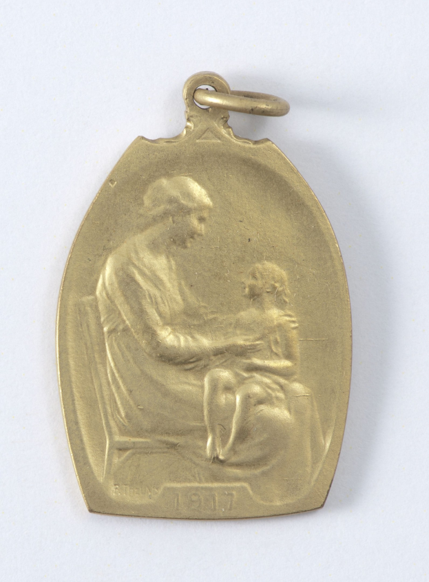 Goldmedaille mit Relief einer Frau in weißem Kleid mit Haarknoten, die ein Kind hält, und der Inschrift "Mutter und Kind."
