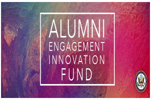 Ein Plakat mit den Worten "Alumni Engagement Innovation Fund" in fetter, schwarzer Schrift auf einem weißen Hintergrund, mit dem Logo des Fonds unten rechts.