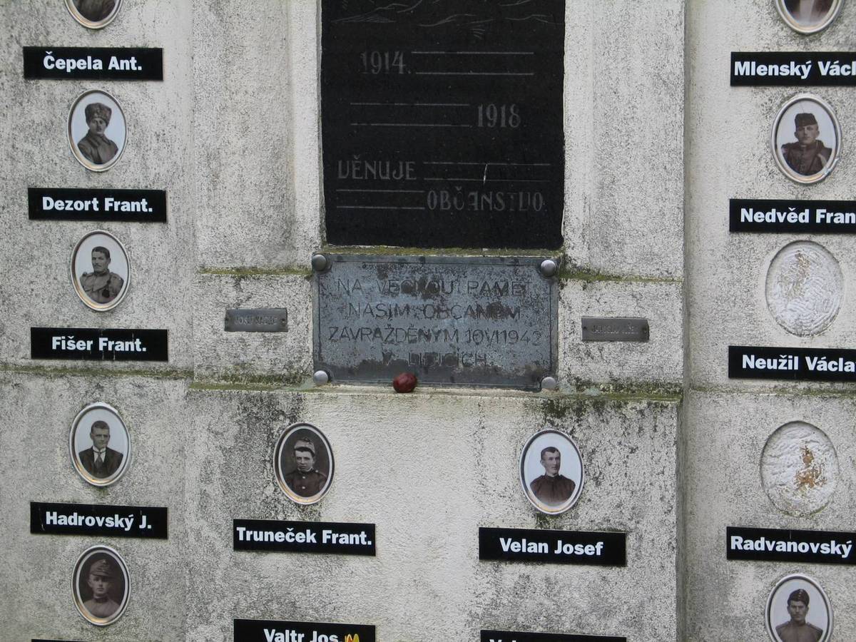 Eine Gedenktafel an einer Wand mit Fotos von Individuen und Text, die diejenigen ehrt, die im Zweiten Weltkrieg ihr Leben verloren haben.