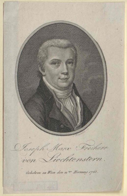 Porträt von Joseph Marx Freicher von Liechtenstein, einem deutschen Komponisten, in einem schwarzen Anzug und einem weißen Hemd mit einem ernsten Gesichtsausdruck, der direkt in die Kamera schaut, während er ein Blatt Papier mit Text hält.