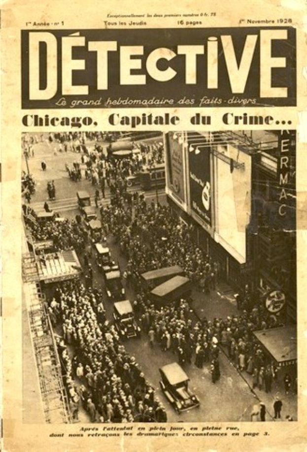 Schwarz-weißes Foto einer alten Zeitung mit der Überschrift "Detective, Chicago, Capital du Crime", das eine Menschenmenge und Fahrzeuge auf einer Straße sowie Gebäude im Hintergrund zeigt.
