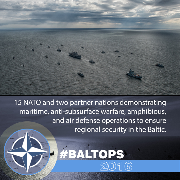 Eine Gruppe von Schiffen auf dem Wasser mit einem bew├Âlktem Himmel im Hintergrund und einem Text unten, der "15 NATO und zwei Partnerstaaten maritime, anti-unterwasserkriegsf├╝hrende, amphibische und luftverteidigende Operationen durchf├╝hren, um die regionale Sicherheit in der Ostsee zu gew├Ąhrleisten" neben einem Logo zeigt.